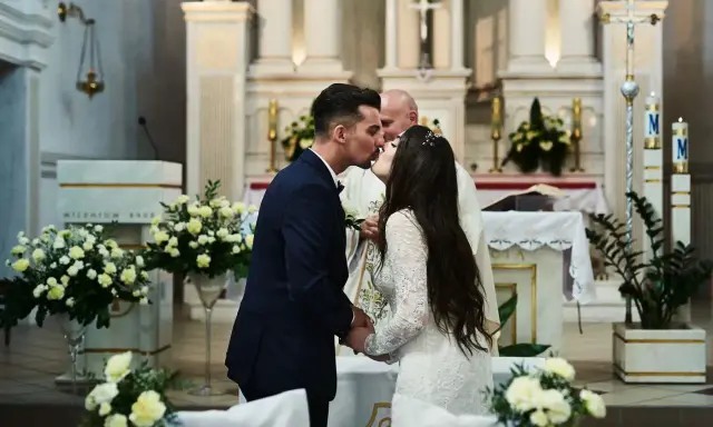 Para młoda całuje się podczas ślubu kościelnego. Czy wdowiec może wziąć ślub kościelny? Tak, jeśli jego poprzednie małżeństwo zostało unieważnione.