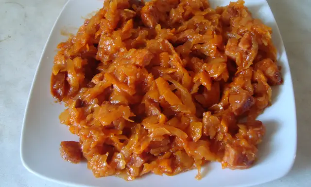 Pyszny bigos z cukinii z kawałkami kiełbasy, duszony do miękkości.