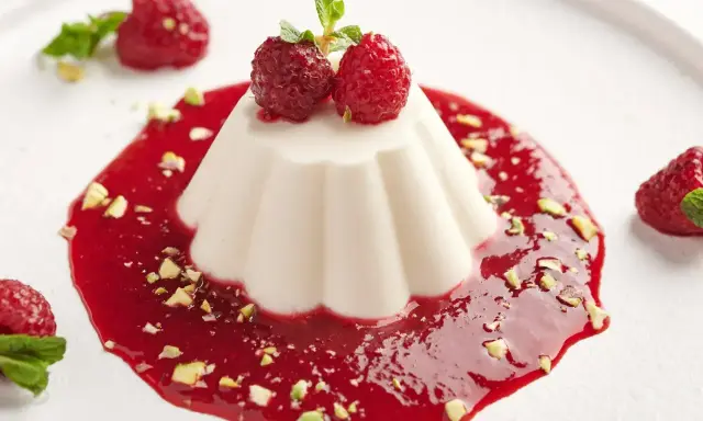 Panna cotta z malinami i pistacjami. Idealny deser, gdy szukasz prostego panna cotta przepis.