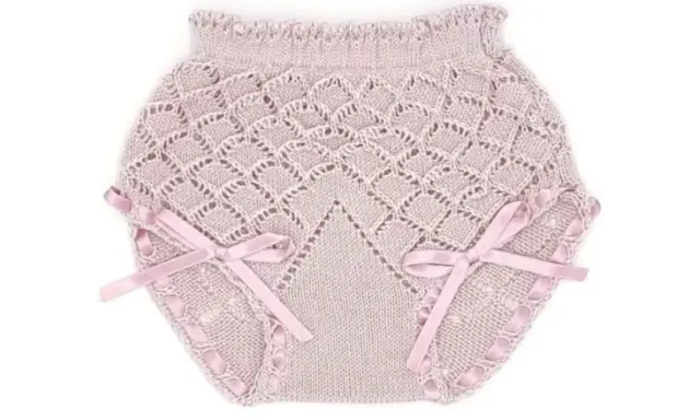 Patrón braguita bebé de punto rosa maquillaje con calados y lazos de satén. Ideal para crear prendas delicadas.