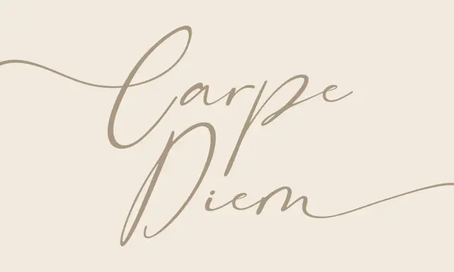 Napis "Carpe Diem" wykonany elegancką, beżową kursywą na jasnym tle.