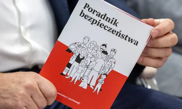 Poradnik bezpieczeństwa z rysunkami ludzi i hasłem "edb".
