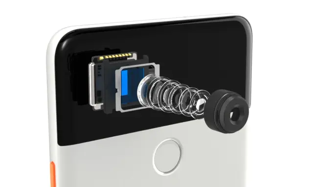 Rozłożony moduł aparatu w telefonie: soczewki, matryca aparatu w telefonie i elementy elektroniczne.