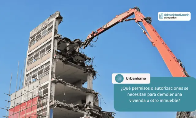 Grúa naranja realiza demoliciones de edificios. Se pregunta sobre permisos para demoler inmuebles.