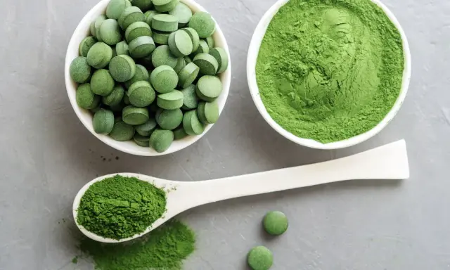 Zielona chlorella w tabletkach i proszku. Zastanawiasz się nad jej stosowaniem? Poznaj potencjalne chlorella skutki uboczne.
