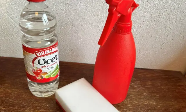 Butelka octu spirytusowego 10%, czerwony spryskiwacz i biała gąbka. Czy ocet odtłuszcza? To zestaw do domowych porządków.