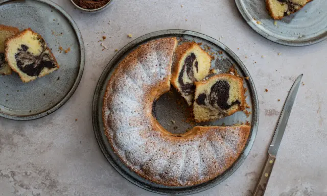 Ein köstlicher Marmorkuchen, frisch gebacken und mit Puderzucker bestäubt. Dieses Marmorkuchen Rezept ist ein Klassiker.