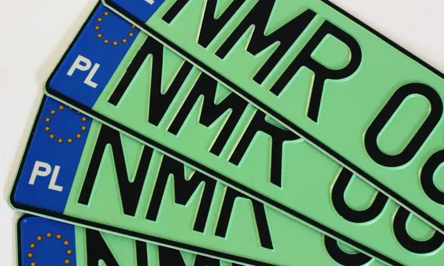 Kilka zielonych tablic rejestracyjnych z literami "NMR" i cyframi "0". Co to za rejestracja?