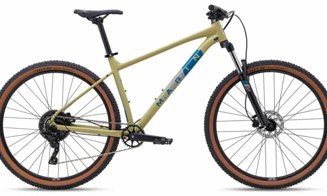Beżowy rower Marin z brązowymi oponami WTB Trail Boss. Lekkie koła MTB 29 cali gotowe na każdą trasę.