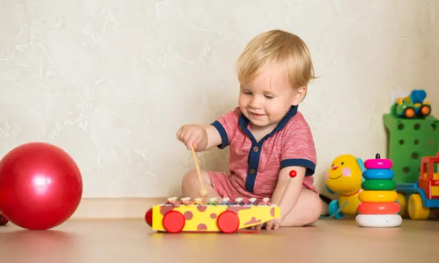Roczniak: Bezpieczne zabawy sensoryczne w domu? Odkryj proste DIY!