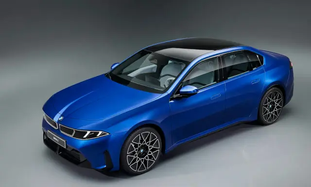Blauer BMW i3 Neue Klasse Limousine mit schwarzem Dach und futuristischen Felgen.
