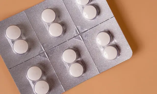 Opakowanie tabletek. Uważaj na ebilfumin skutki uboczne, zanim zaczniesz brać leki.