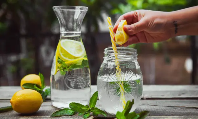 Orzeźwiająca lemoniada z miętą i cytryną. Woda z cytryną i miętą, idealna dla zdrowia, wspiera profilaktykę prostaty.