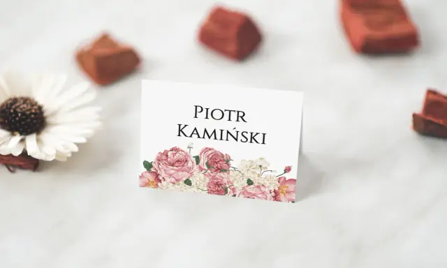 Eleganckie winietki dla rodziców z imieniem i nazwiskiem Piotra Kamińskiego, ozdobione bukietem różowych kwiatów.