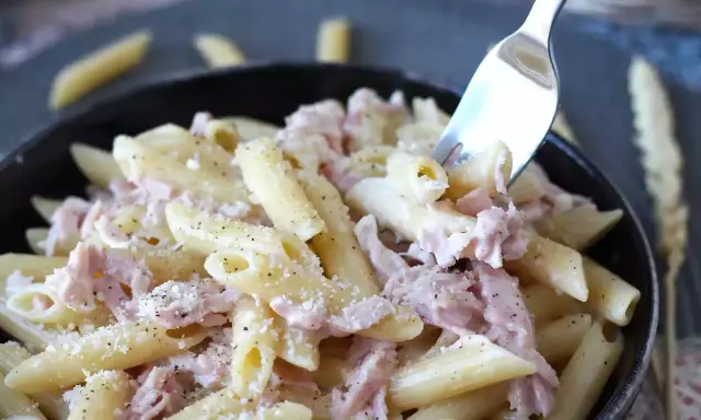 Pasta panna e prosciutto: ricetta cremosa, veloce e infallibile