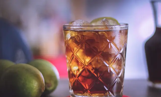 Jak zrobić idealne whisky z colą? Proporcje i sekrety