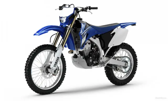 Niebiesko-biały motocykl Yamaha WR450. Sprawdź yamaha wr 450 dane techniczne, by poznać jego możliwości.