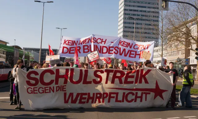 Giovani in protesta con uno striscione "Scuola contro la leva obbligatoria". Una vera lotta senza quartiere per la pace.