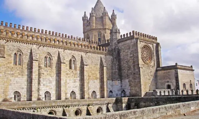 Die Kathedrale von Évora, eine der bedeutendsten Sehenswürdigkeiten, thront majestätisch unter einem Wolkenhimmel.