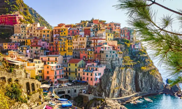 Manarola, Liguria: un'idea perfetta per dove andare in vacanza a settembre in Italia, con case colorate a picco sul mare.