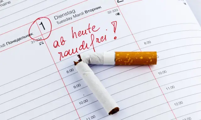 Ein Kalenderblatt mit dem Datum 1. markiert und der Aufschrift "ab heute rauchfrei!". Eine zerbrochene Zigarette liegt darauf. Ein Symbol für eine raucherlunge nach 5 jahren.