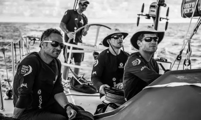 Alain Gabbay et son équipage concentrés sur le voilier lors de la Volvo Ocean Race.