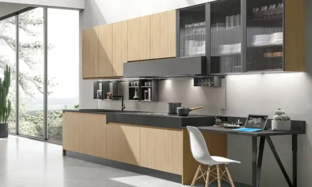 Cucina moderna con ante in legno chiaro e pensili in vetro rigato. Ottime idee cucina piccola per sfruttare ogni spazio.