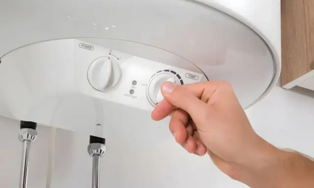 Ajustando la temperatura de un termo eléctrico de 80 litros. La duración del agua caliente depende de varios factores.