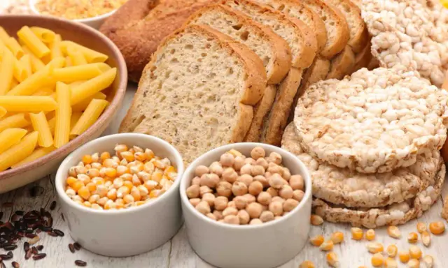 Pain de seigle, pâtes, maïs, pois chiches et galettes de riz. Une variété d'aliments, certains contenant du gluten, d'autres non.