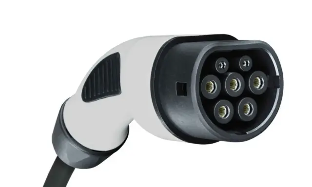 Conector de carga para vehículo eléctrico, mostrando varios tipos de conectores de carga.