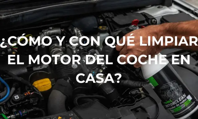 Mano rociando limpiador en el motor de un coche. Aprende cómo lavar el motor del coche en casa.