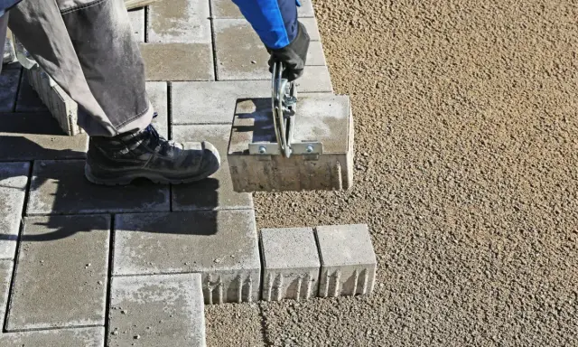 Podsypka pod kostkę: Piasek, żwir, cement? Wybierz trwałość!