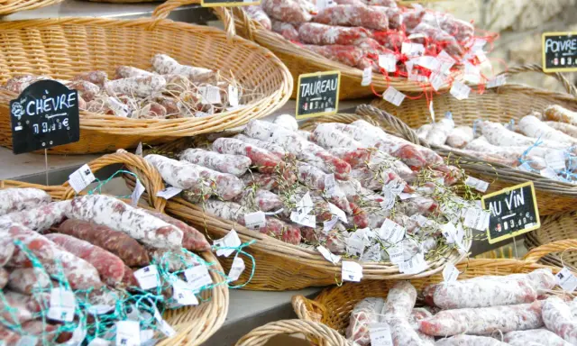 Paniers de saucissons secs, des produits du terroir à la définition gourmande. Saveurs de chèvre, taureau, poivre vert et au vin.