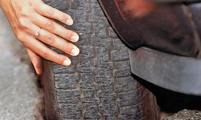 Przebicie opony: Kary, odszkodowanie i jak chronić auto?