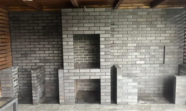 Nowy grill murowany z cegły projekt. Solidna konstrukcja z miejscem na palenisko i dodatkowymi półkami.