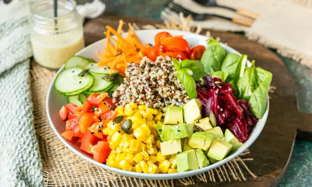 Bunter Quinoa-Salat mit Avocado, Mais, Roter Bete und Gemüse. Perfekt für einfache Salat Rezepte.