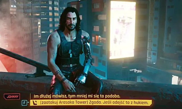 Johnny Silverhand na dachu, rozważający cyberpunk zakończenia. Miasto nocą, neonowe światła.