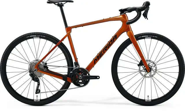 Pomarańczowy rower gravelowy Merida Silex 4000 z napędem Shimano GRX i oponami Maxxis Rambler.