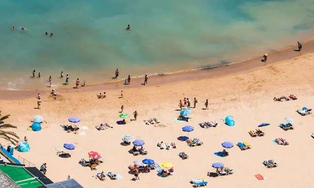 Sonnige Strände auf Madeira, Menschen genießen das Meer und den Sand. Ein entspannter Tag am Strand, vielleicht auch FKK-Bereiche, wie sie auf Madeira üblich sind.