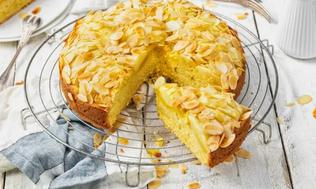 Ein saftiger Apfelkuchen mit Mandel-Topping, perfekt für eine proteinreiche Kaffeezeit.