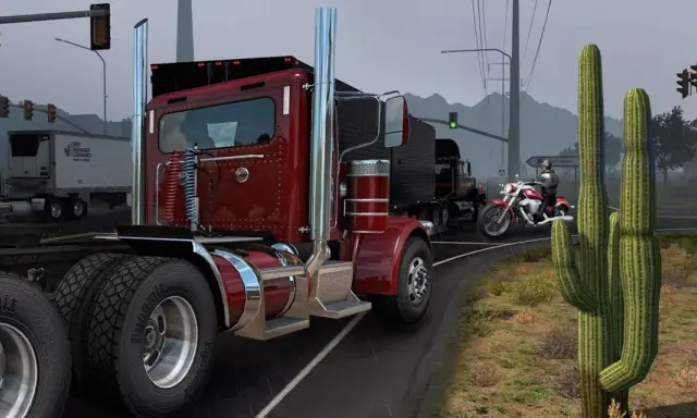 Realistyczne mody do ETS 2: czerwona ciężarówka, motocyklista i kaktus na pustynnej drodze.