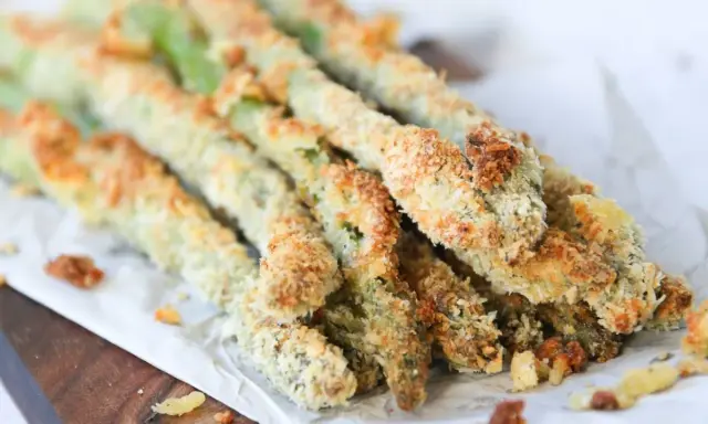 Espárragos verdes crujientes empanados, perfectos para tus recetas de esparragos verdes.