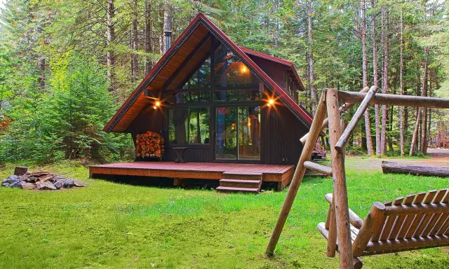 Urokliwy kaszubski domek w lesie, z drewnianą huśtawką i miejscem na ognisko. Idealne miejsce na wypoczynek.