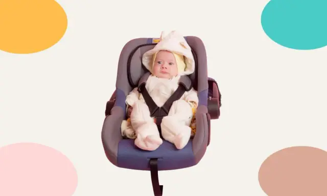 Bebé abrigado en un asiento de coche, un ejemplo de que es Maxi Cosi, listo para viajar.
