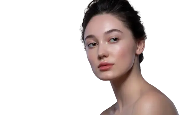 Visage lumineux et lisse, résultat d'un soin pro power peel. Peau éclatante, prête à rayonner.