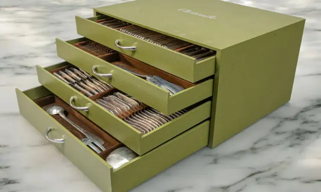 Coffret vert olive Christofle contenant des couverts en argent. Quelle est la valeur d'une ménagère en argent ? Un trésor familial.