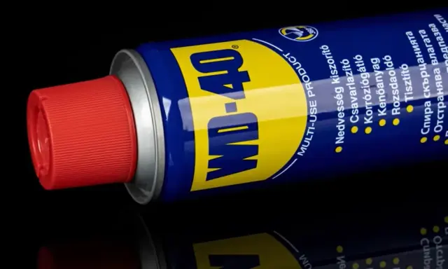 Puszka WD-40 z czerwoną nakrętką, gotowa do wszechstronnego zastosowania: odrdzewiania, smarowania i czyszczenia.