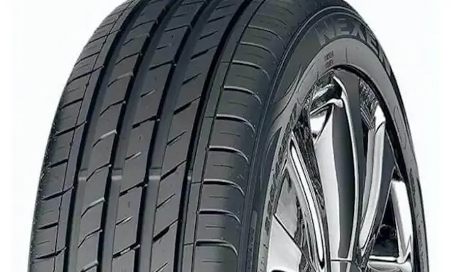 Szukasz dobrych nexen opony opinie? Oto zdjęcie opony Nexen na błyszczącej feldze, gotowe na każdą drogę.