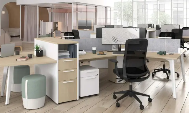 Aménagement moderne d'un bureau de demain : postes de travail lumineux, cloisons acoustiques, mobilier fonctionnel et sièges ergonomiques.