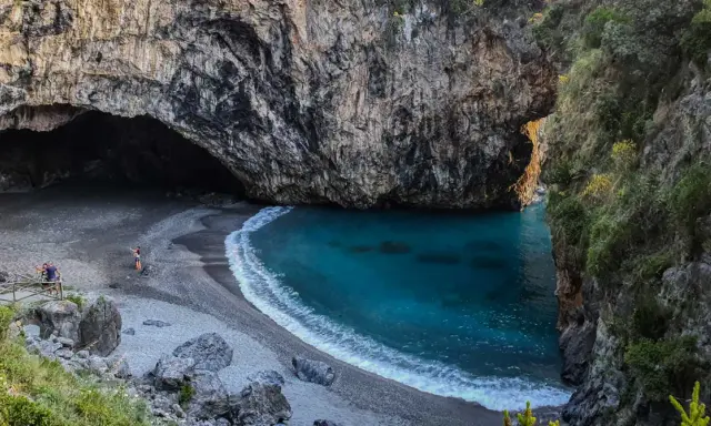 Grotta Azzurra, un gioiello da scoprire in Calabria. Acque cristalline e rocce imponenti, un vero paradiso naturale.